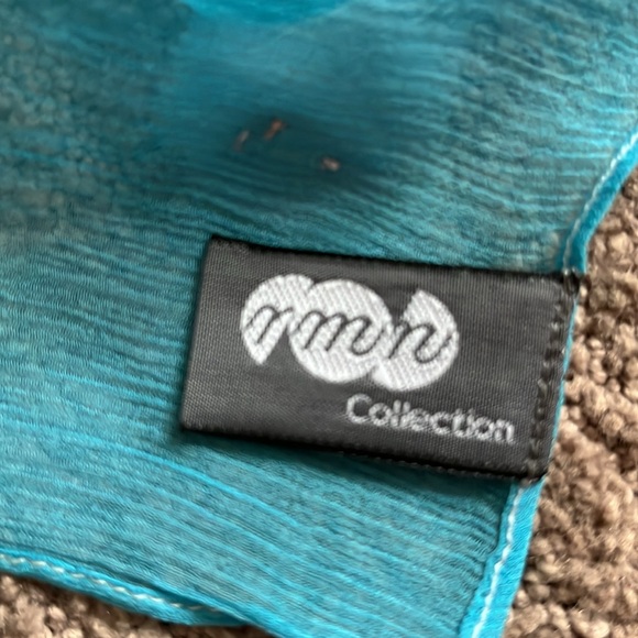 *3 for $10* Artistic blue ombré scarf with net bag - Picture 5 of 8